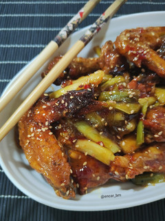 Una foto de Alitas de pollo con ajos tiernos y salsa sweet chili