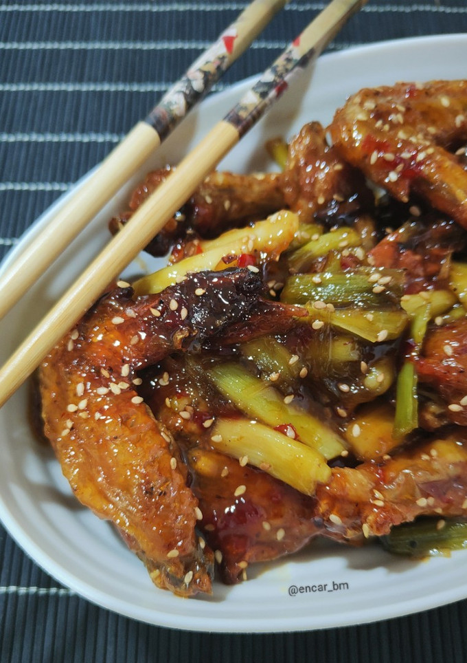 Una foto de Alitas de pollo con ajos tiernos y salsa sweet chili
