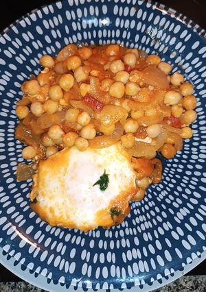 Una foto de Garbanzos con verduras y huevo
