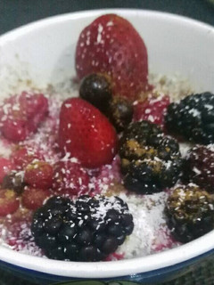 Una foto de Porridge avena y frutos rojos