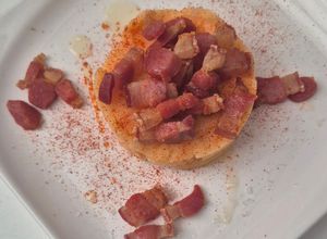 Una foto de Patatas Revolconas con Torreznos