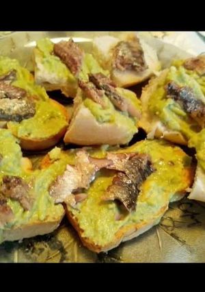 Una foto de Guacamole y sardina