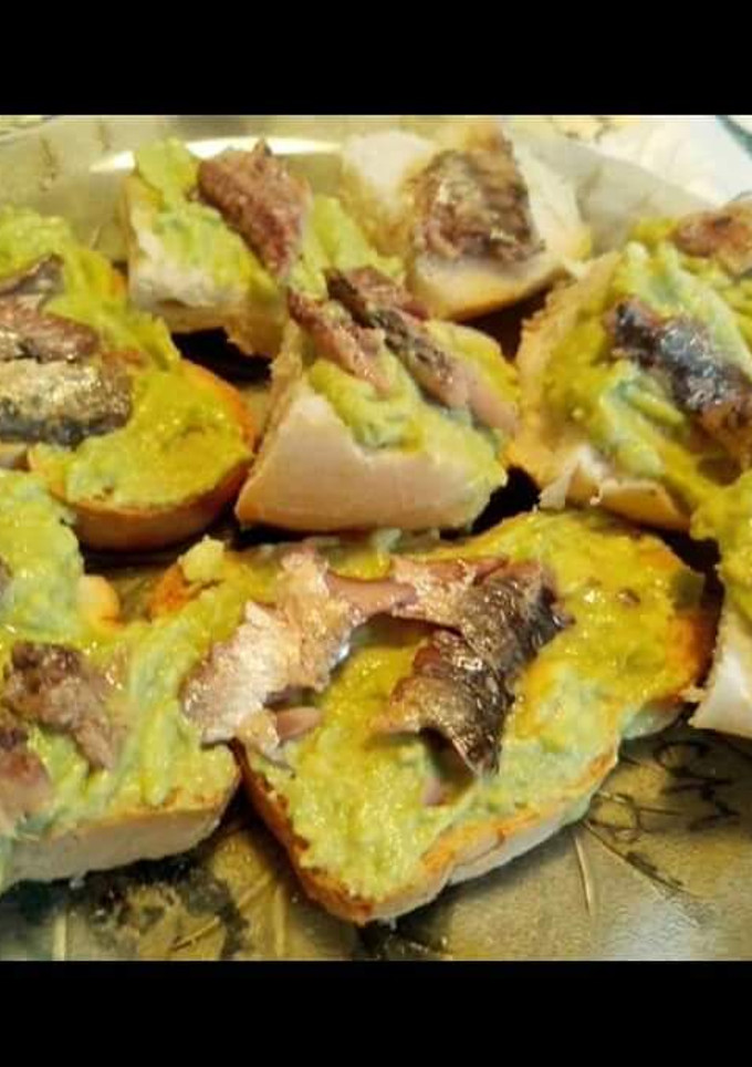 Una foto de Guacamole y sardina