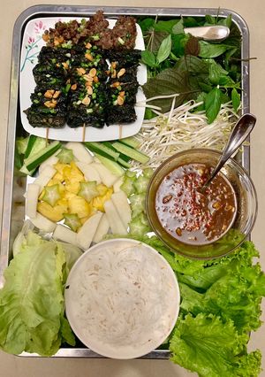 Hình của món Bò cuốn lá lốt.