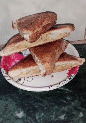 आलू के तवा सैंडविच (Aloo ke tava sandwich recipe in Hindi) रेसिपी मुख्य फोटो