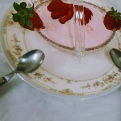 A picture of Strawberry angoor rabdi (boiled).