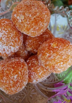 A picture of Papaya Laddoos.