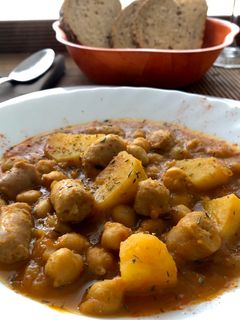Una foto de Garbanzos con patatas y longaniza de pavo