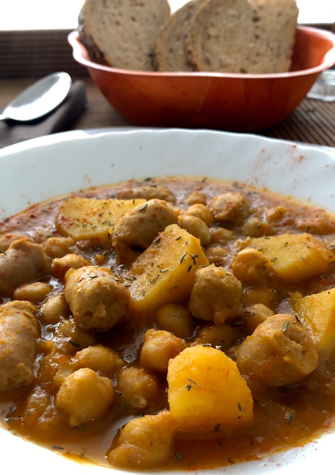 Una foto de Garbanzos con patatas y longaniza de pavo