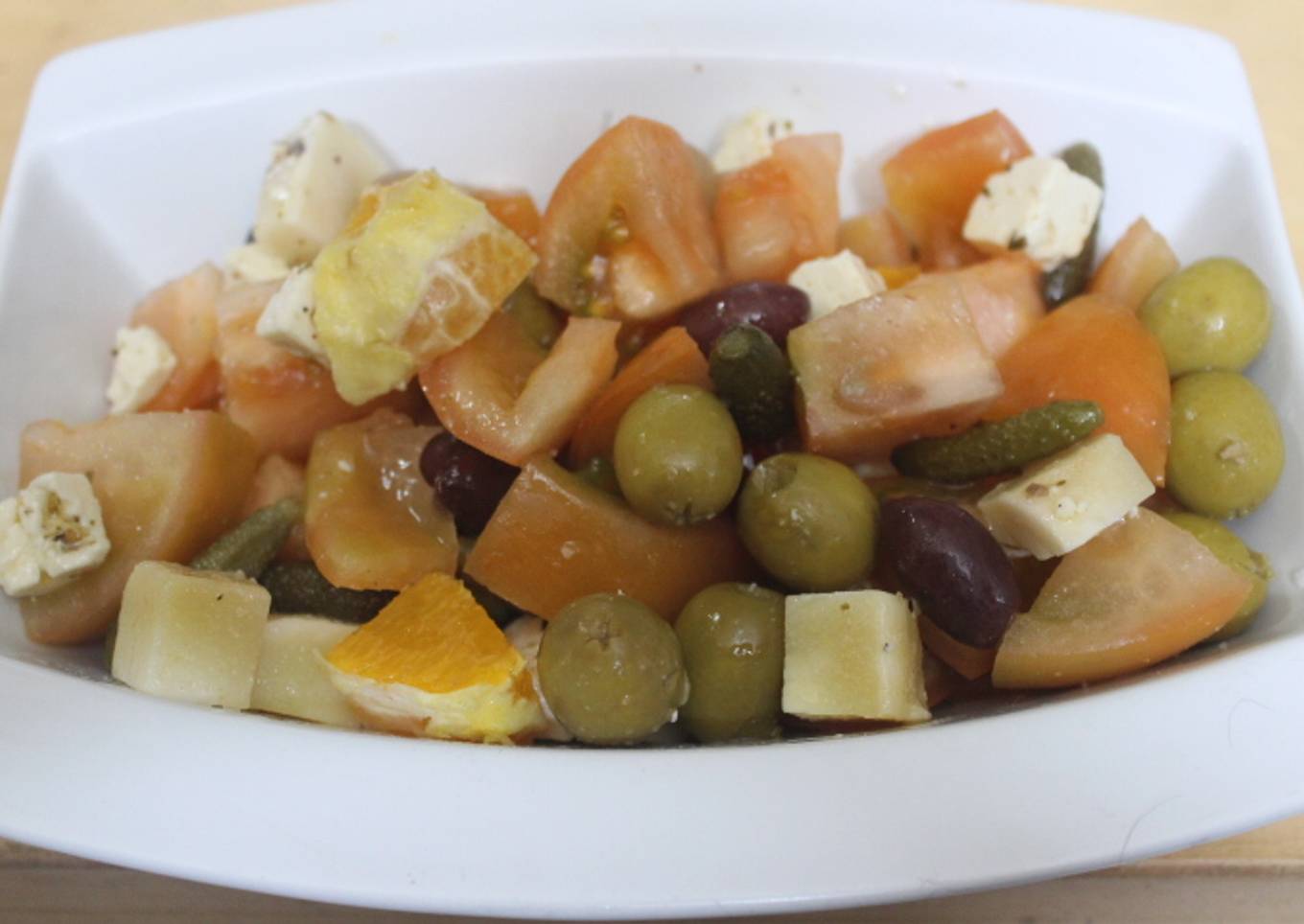 Ensalada con daditos de queso en aceite