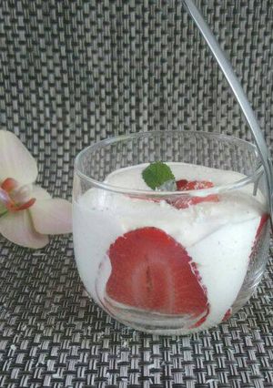 Une photo de Mousse de coco aux fraises