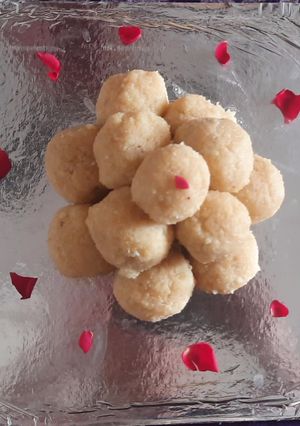 માવા પનીર લાડુ (Mawa Paneer Ladoo Recipe In Gujarati) રેસીપી મુખ્ય ફોટો