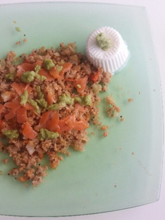 Una foto de Quinoa con salmón y aguacate