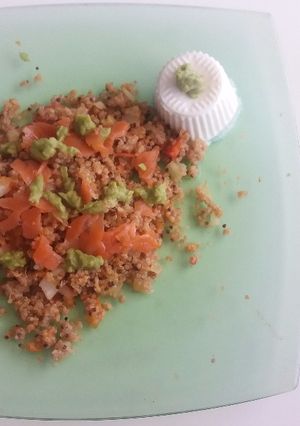 Foto principal de Quinoa con salmón y aguacate
