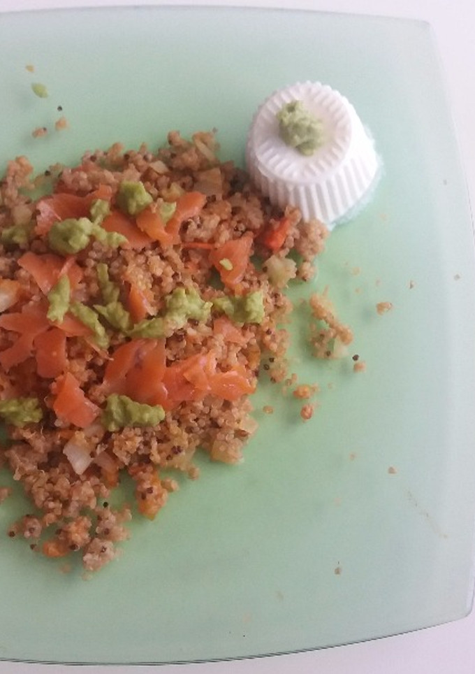 Una foto de Quinoa con salmón y aguacate