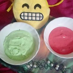 A picture of Palak dip and beetroot dip.