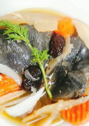 Hình của món Gà ác tiềm thuốc bắc.