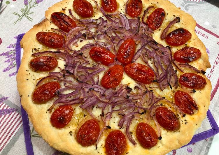 Disco di pasta matta pomodorini e tropea