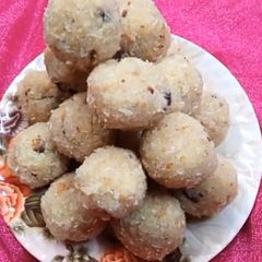 A picture of Coconut Ladoo.