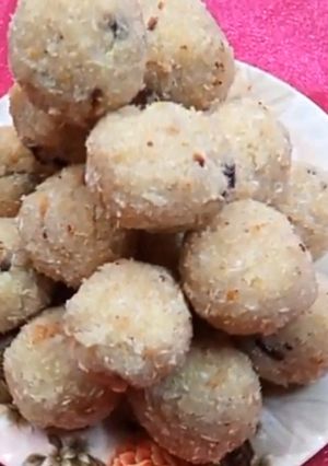 A picture of Coconut Ladoo.