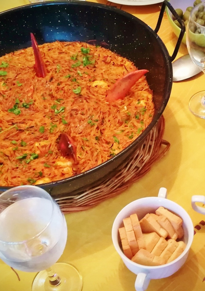 Una foto de Rossejat de fideos con bogavante
