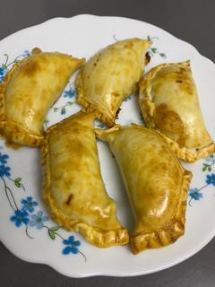 Una foto de Empanadillas de atún, tomate, queso de cabra y pimiento verde