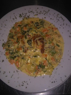 Una foto de Filete de pescado en salsa de mariscos