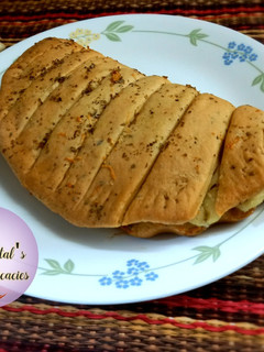 चिझी गार्लिक ब्रेड (cheese garlic bread recipe in marathi) रेसिपी चे मुख्य फोटो