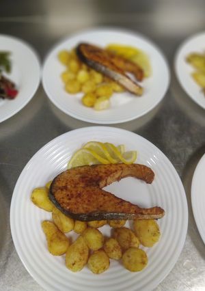 O poză a rețetei Somon cu cartofi la cuptor.