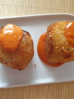 Una foto de Bombas de patatas rellenas de carne con salsa brava