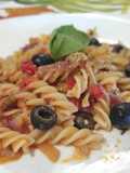 Fusilli con Pomodori Freschi e Olive Nere