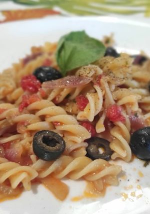 Foto di Fusilli con Pomodori Freschi e Olive Nere