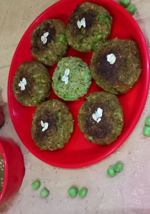 ब्रोकोली गाजर मटर टिक्की (Broccoli Gajar Matar Tikki ki recipe in hindi) रेसिपी मुख्य फोटो