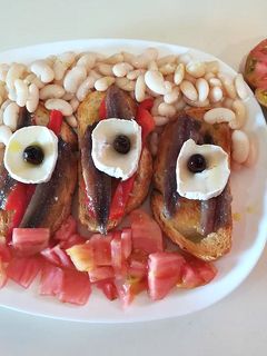 Una foto de Torradas con "anchoas de sardina"