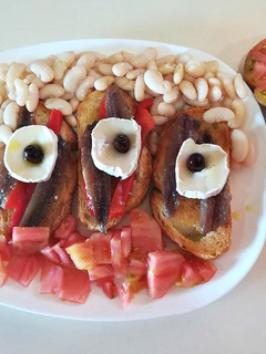 Una foto de Torradas con "anchoas de sardina"