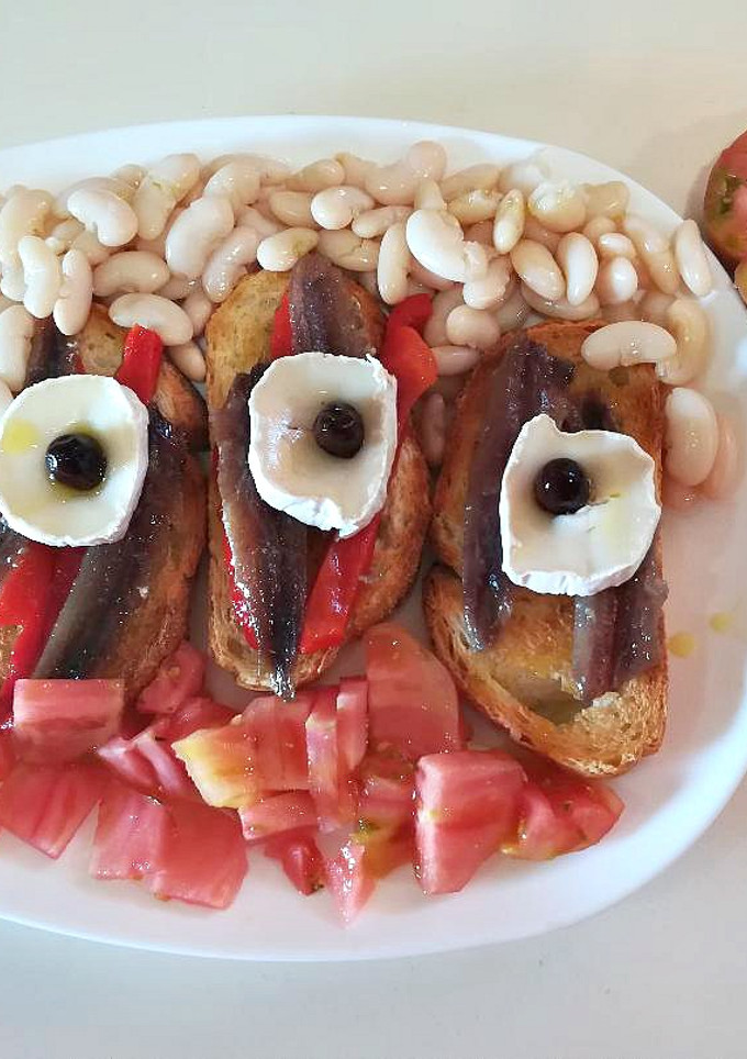 Una foto de Torradas con "anchoas de sardina"