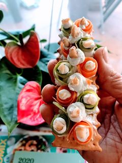 Una foto de Tosta de crudités de espárrago y zanahoria con mousse de Roquefort y nueces