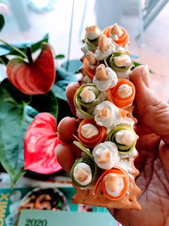 Una foto de Tosta de crudités de espárrago y zanahoria con mousse de Roquefort y nueces