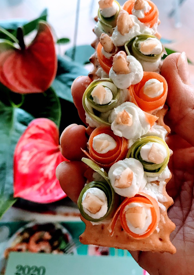 Una foto de Tosta de crudités de espárrago y zanahoria con mousse de Roquefort y nueces