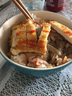 Una foto de Katsudon vegetariano