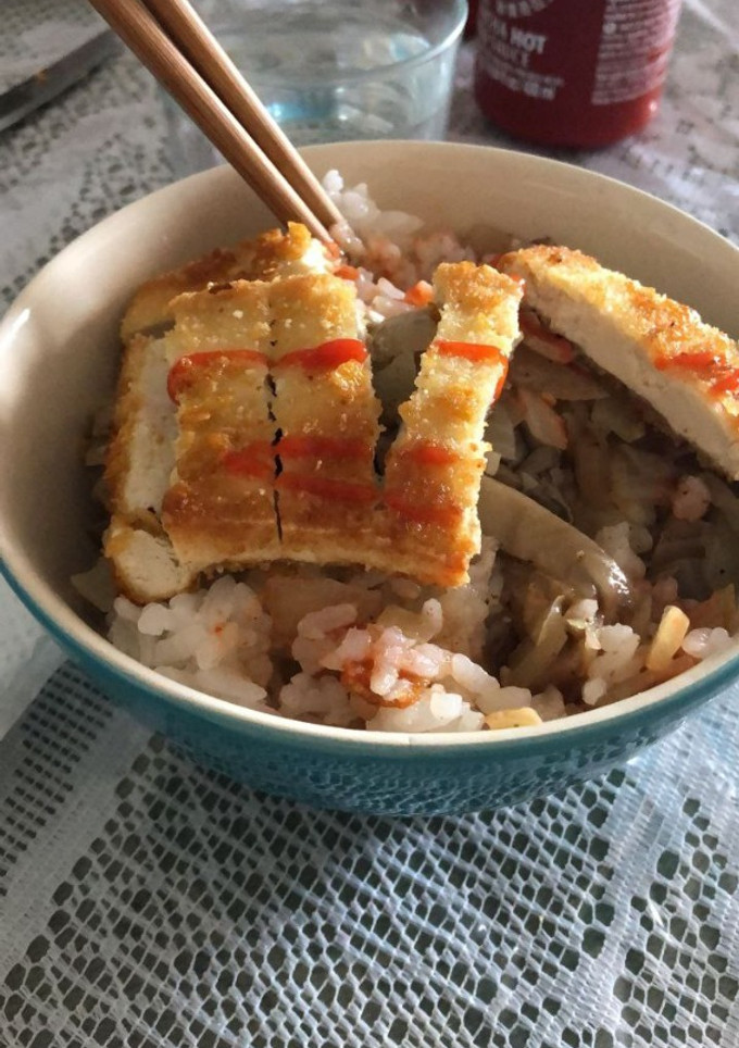 Una foto de Katsudon vegetariano