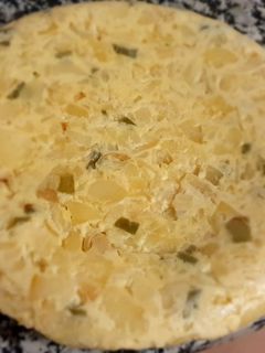 Una foto de Tortilla de patatas con cebolla y pimiento verde