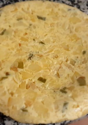 Una foto de Tortilla de patatas con cebolla y pimiento verde