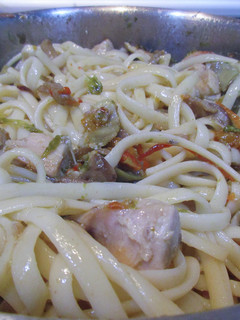 Una foto de Tallarines con pollo, setas y alcachofas