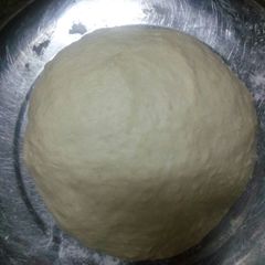 A picture of Pizza dough.