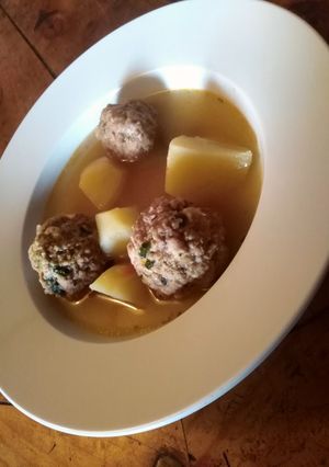 Una foto de Albóndigas en caldo