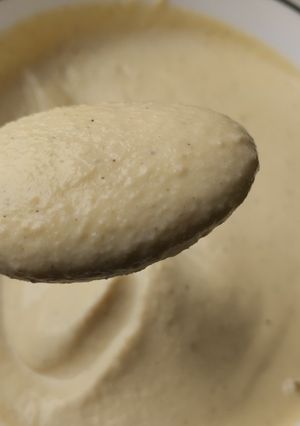 Una foto de Salsa de ajo🍚🫓🥙