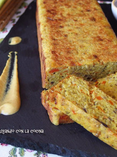 Una foto de Pastel de quinoa y lentejas coral