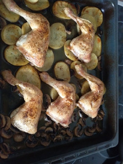 Una foto de Pollo al horno en salsa de cerveza y limón