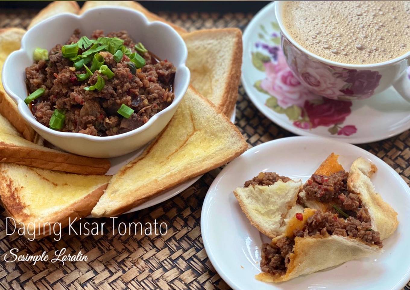 Nam Prick Ong (roti Thai dengan tomato cincang և cra pao dengan pam daging)